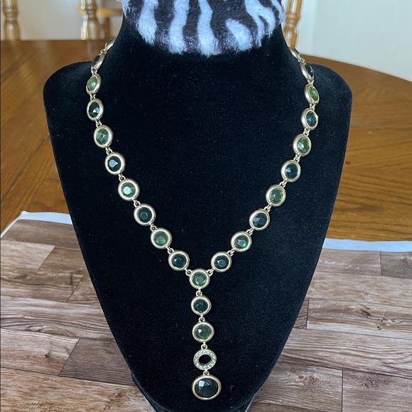 Elegant Green and Gold Necklace - Picture 5 of 6
